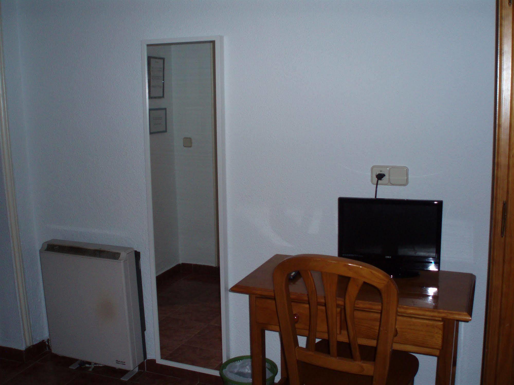 Hostal Castilla Madrid Luaran gambar