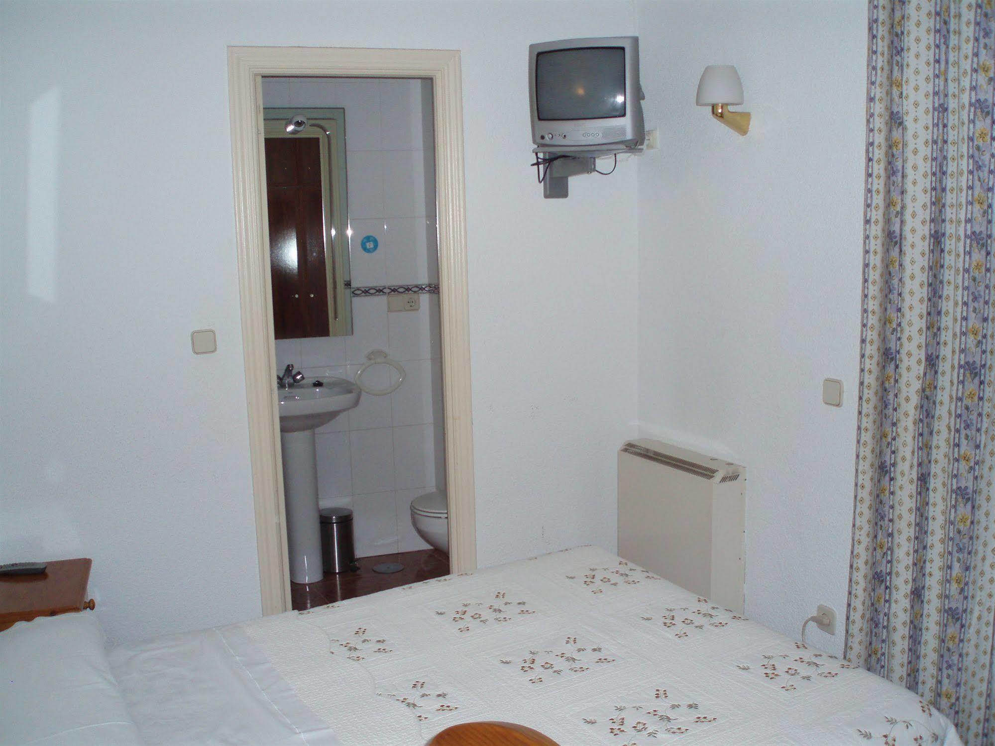 Hostal Castilla Madrid Luaran gambar
