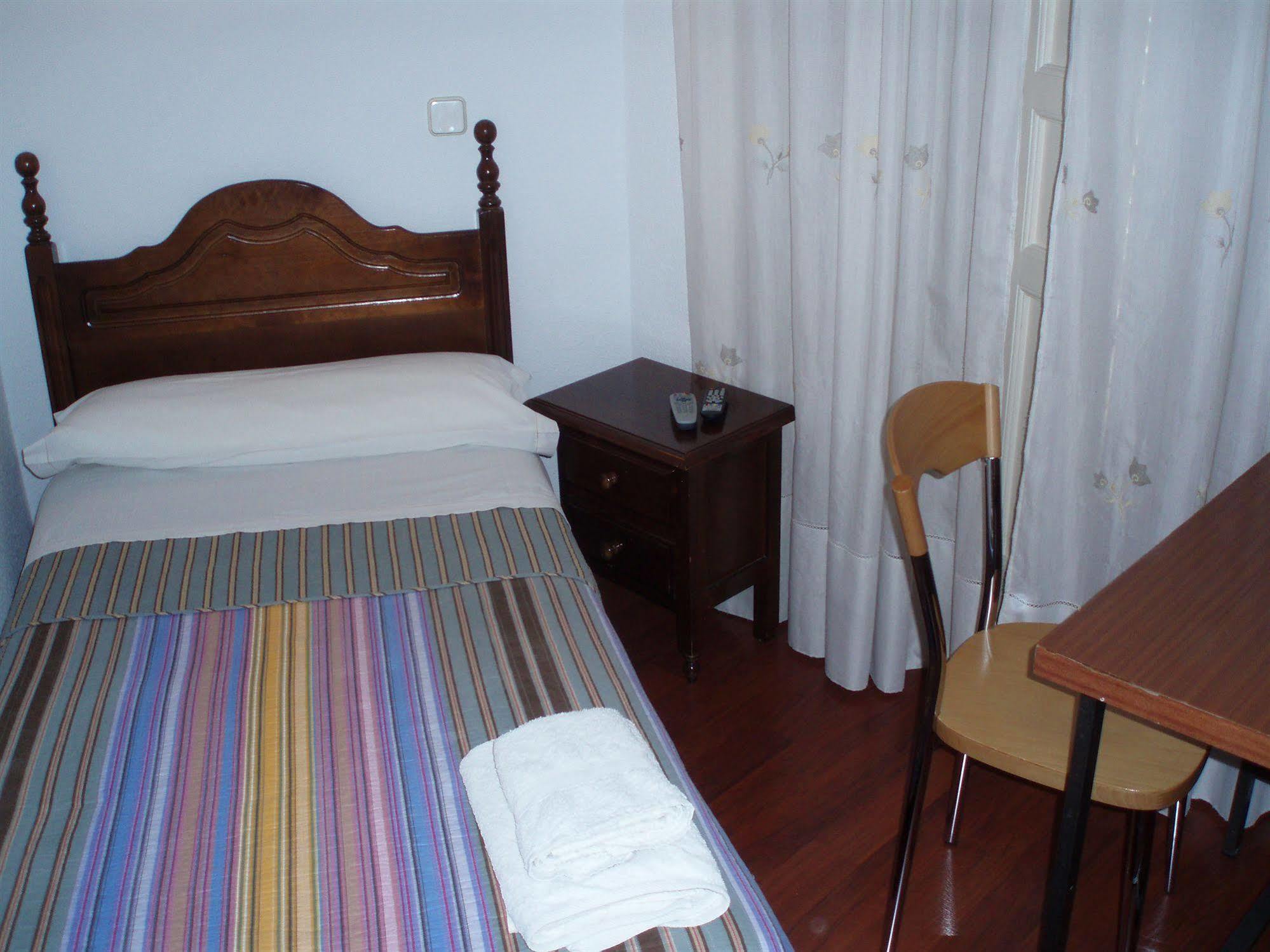 Hostal Castilla Madrid Luaran gambar