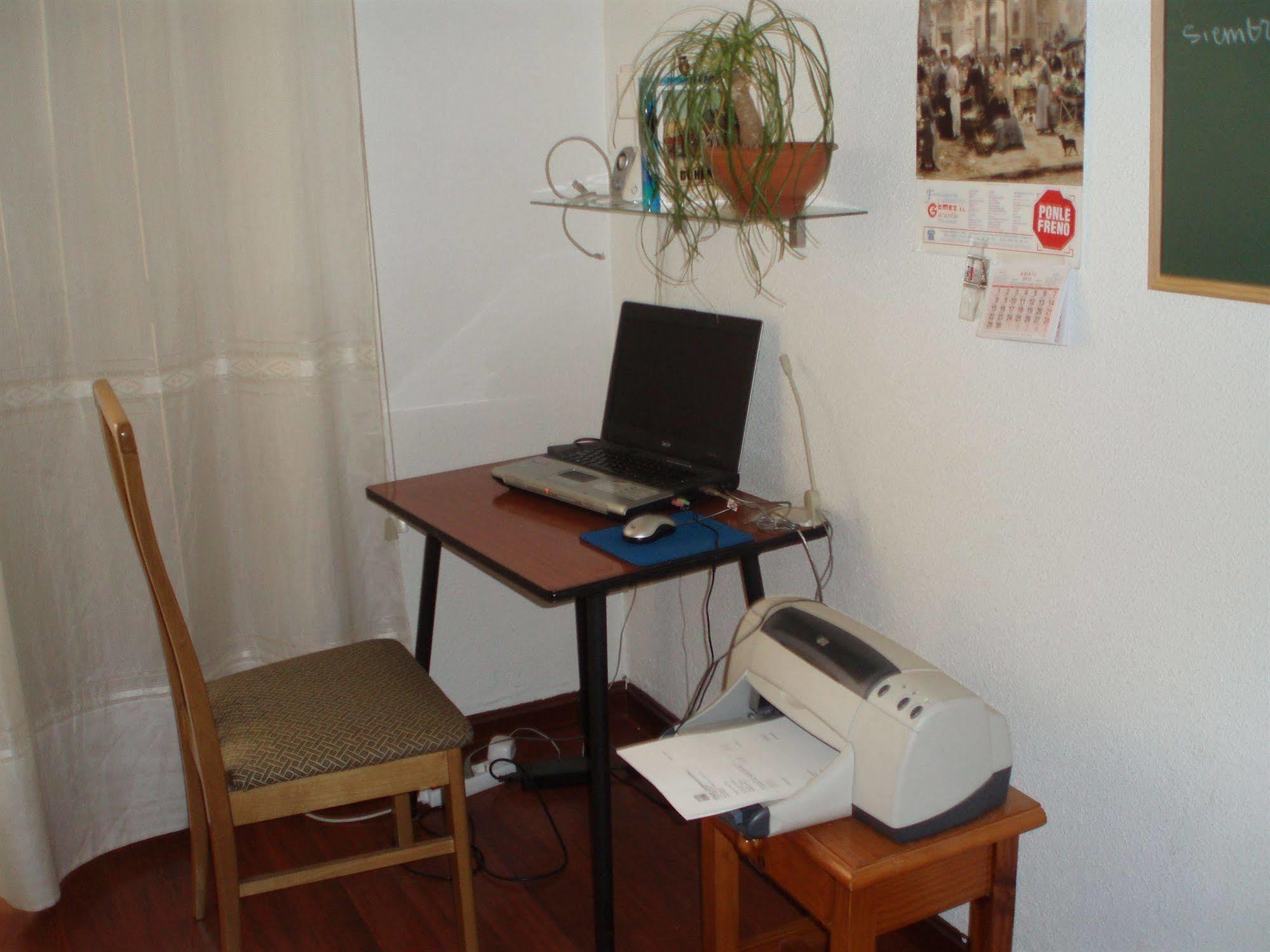 Hostal Castilla Madrid Luaran gambar
